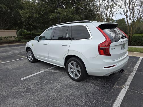 2016 Volvo XC90 Hybrid T8 Momentum