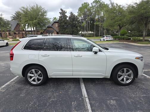 2016 Volvo XC90 Hybrid T8 Momentum