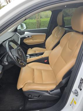 2016 Volvo XC90 Hybrid T8 Momentum