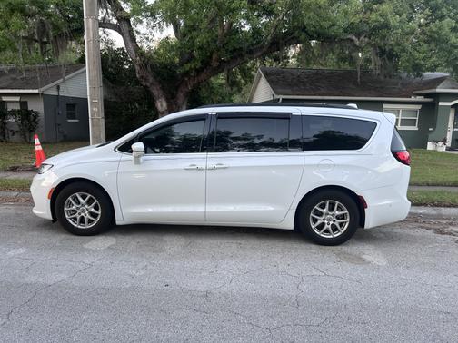 White 2022 Chrysler Pacifica Touring L