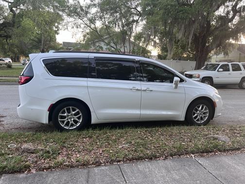 White 2022 Chrysler Pacifica Touring L
