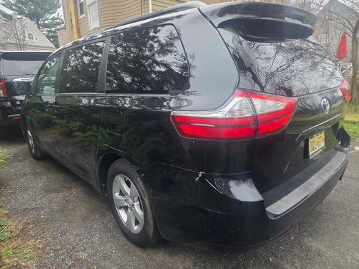 2017 Toyota Sienna LE Auto Access Seat