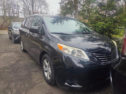 2017 Toyota Sienna LE Auto Access Seat