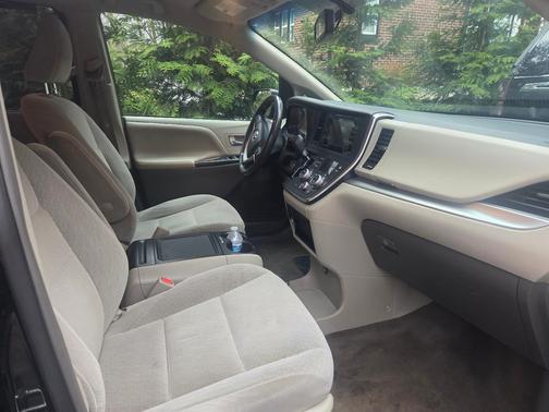 2017 Toyota Sienna LE Auto Access Seat