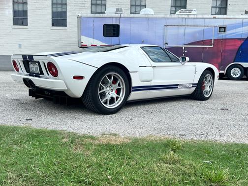 2005 Ford GT Base