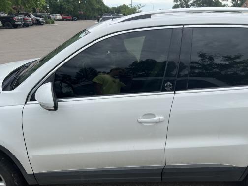 Photo 4 of 17 of 2017 Volkswagen Tiguan 2.0T Wolfsburg Edition