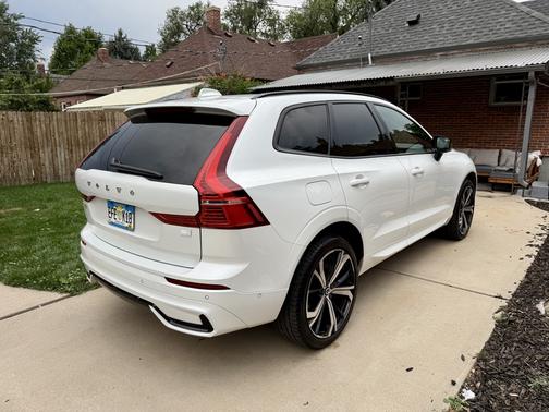 2023 Volvo XC60 Recharge Plug-In Hybrid T8 Ultimate Dark Theme
