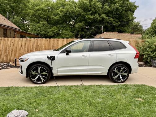 2023 Volvo XC60 Recharge Plug-In Hybrid T8 Ultimate Dark Theme