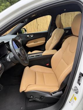 2023 Volvo XC60 Recharge Plug-In Hybrid T8 Ultimate Dark Theme