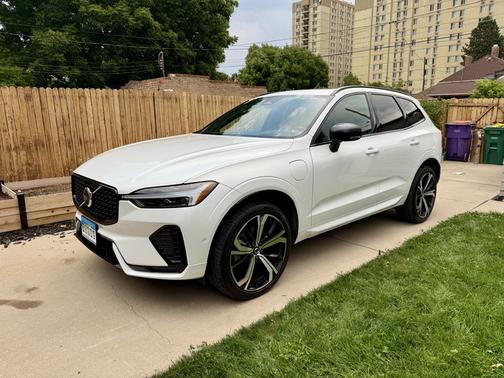 2023 Volvo XC60 Recharge Plug-In Hybrid T8 Ultimate Dark Theme