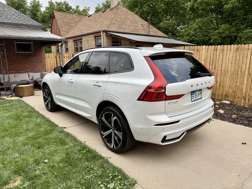 2023 Volvo XC60 Recharge Plug-In Hybrid T8 Ultimate Dark Theme