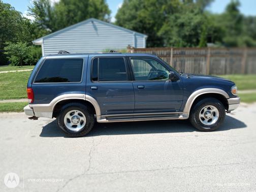 Brown 2000 Ford Explorer Eddie Bauer