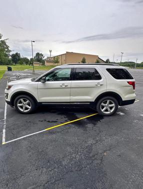White 2017 Ford Explorer XLT