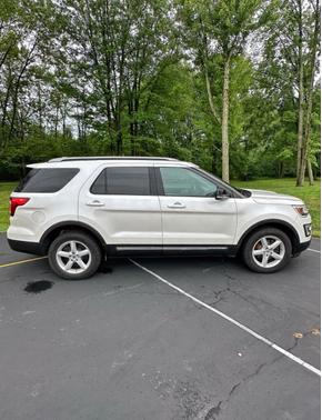 White 2017 Ford Explorer XLT