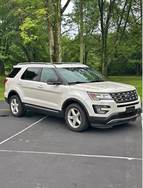 White 2017 Ford Explorer XLT