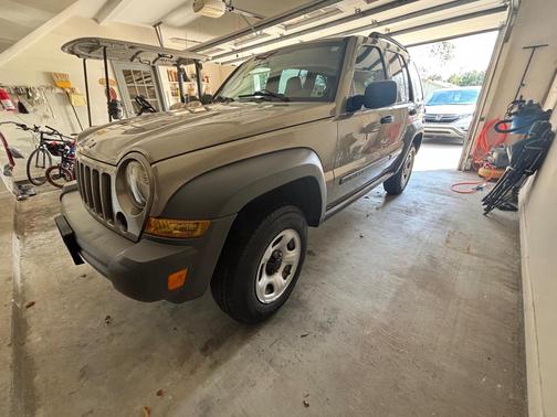 Beige 2005 Jeep Liberty Sport