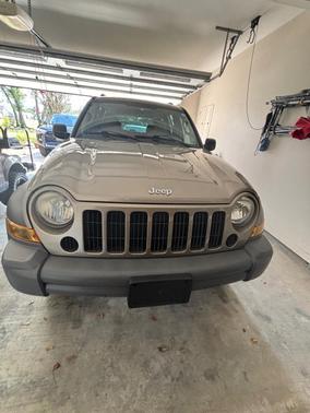 Beige 2005 Jeep Liberty Sport