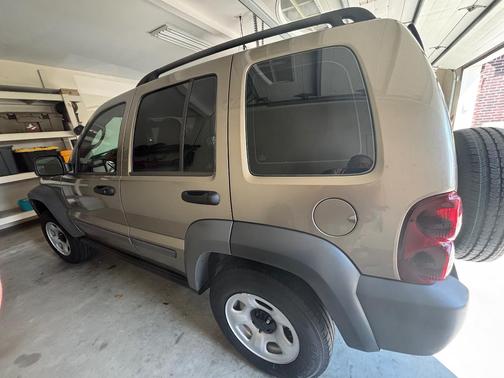 Beige 2005 Jeep Liberty Sport