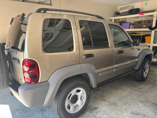 Beige 2005 Jeep Liberty Sport