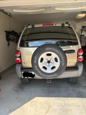 Beige 2005 Jeep Liberty Sport