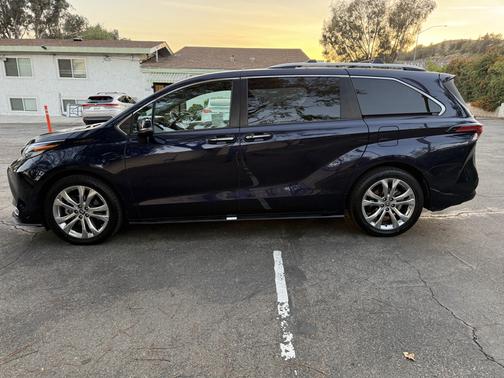 2022 Toyota Sienna Platinum