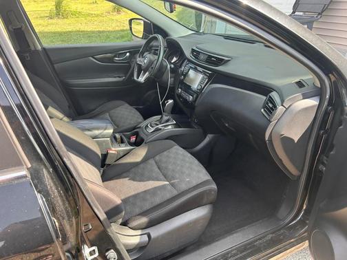 Black 2017 Nissan Rogue Sport SV
