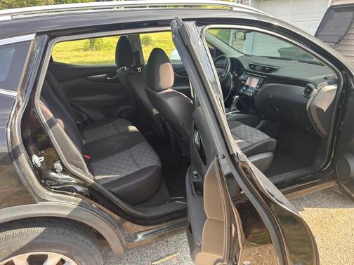 Black 2017 Nissan Rogue Sport SV