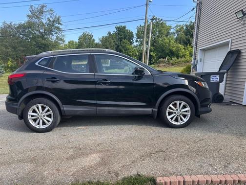 Black 2017 Nissan Rogue Sport SV