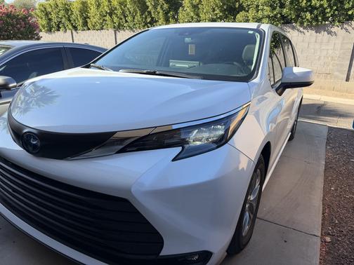 White 2025 Toyota Sienna XLE