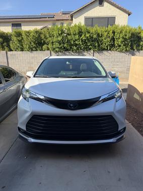 White 2025 Toyota Sienna XLE