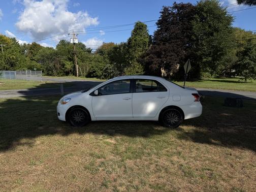 White 2008 Toyota Yaris S