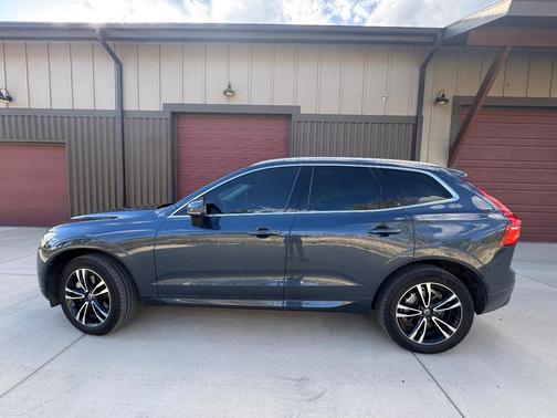Blue 2019 Volvo XC60 T6 Momentum