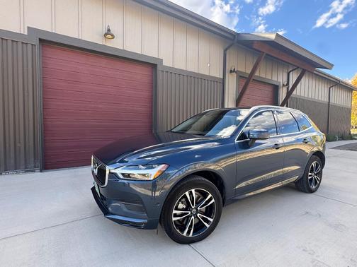 Blue 2019 Volvo XC60 T6 Momentum