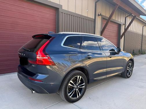 Blue 2019 Volvo XC60 T6 Momentum