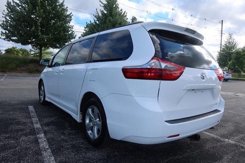 2020 Toyota Sienna LE Auto Access Seat