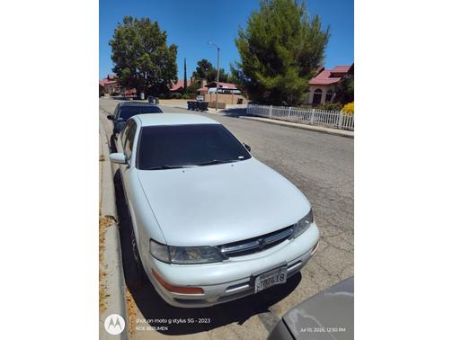 White 1997 Nissan Maxima SE