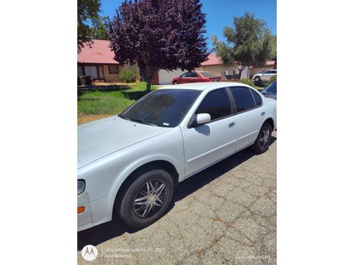 White 1997 Nissan Maxima SE