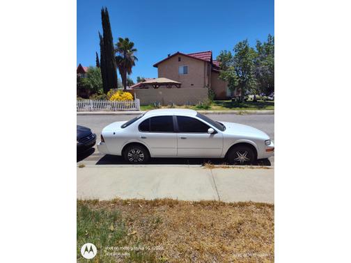 White 1997 Nissan Maxima SE