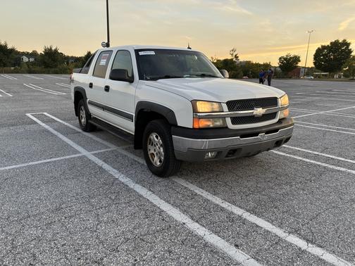 White 2004 Chevrolet Avalanche 1500