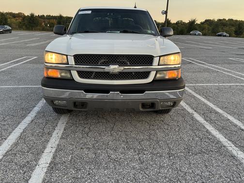 White 2004 Chevrolet Avalanche 1500