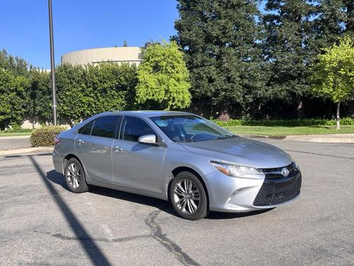 Silver 2017 Toyota Camry SE
