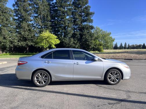 Silver 2017 Toyota Camry SE