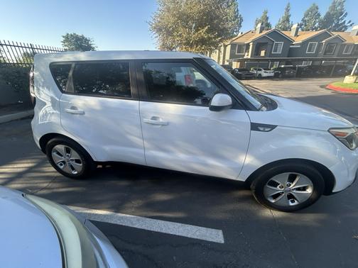 White 2014 Kia Soul Base