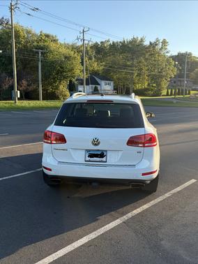 White 2014 Volkswagen Touareg 3.6L Lux