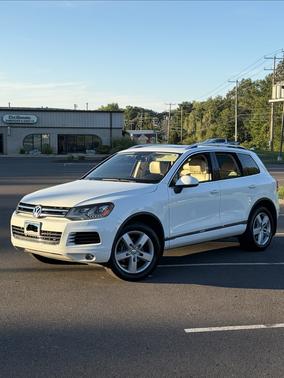 White 2014 Volkswagen Touareg 3.6L Lux