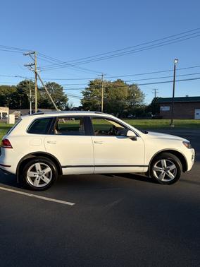 White 2014 Volkswagen Touareg 3.6L Lux
