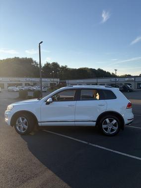 White 2014 Volkswagen Touareg 3.6L Lux