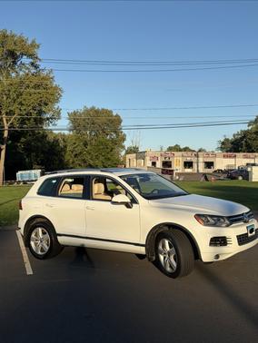 White 2014 Volkswagen Touareg 3.6L Lux
