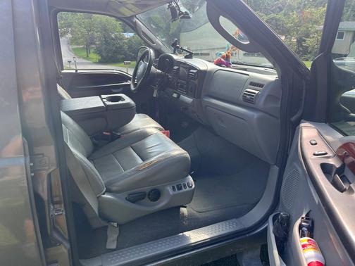 Silver 2005 Ford F-250 Lariat Crew Cab Super Duty