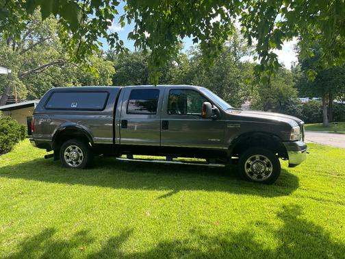 Silver 2005 Ford F-250 Lariat Crew Cab Super Duty